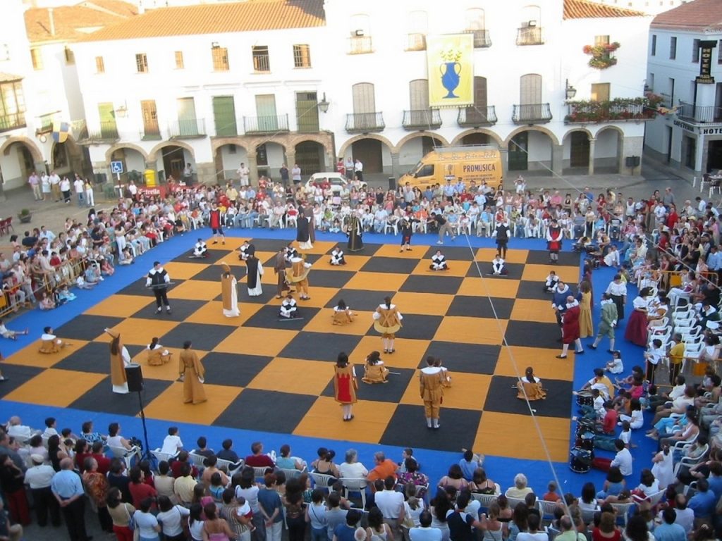 Ajedrez viviente en la Plaza Grande